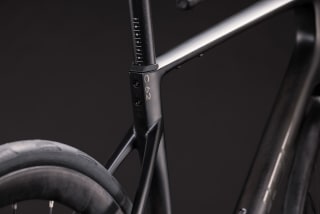 Cube Attain C:62 Race carbone et chrome à 1.699€ chez Bike-Discount