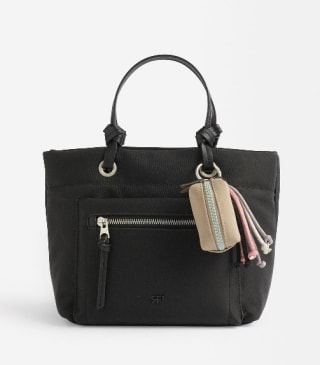 Bolso Tote efecto nylon con colgante por 12.99€.