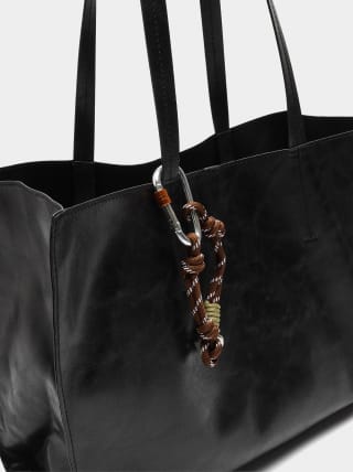 Parfois Bolso shopper con colgante por 12.99€.