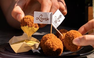 Bij aankoop van twee drankjes gratis portie bitterballen bij Loetje
