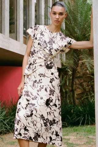 Vestido midi estampado satinado Zara por 19,99€