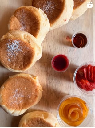 Distribution gratuite de pâtisseries par Diego Alary