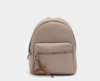 Parfois Mochila básica con colgante por 9.99€