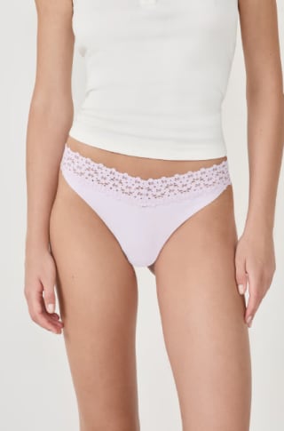 Tanga V-shape en microfibre et dentelle à 5,49€