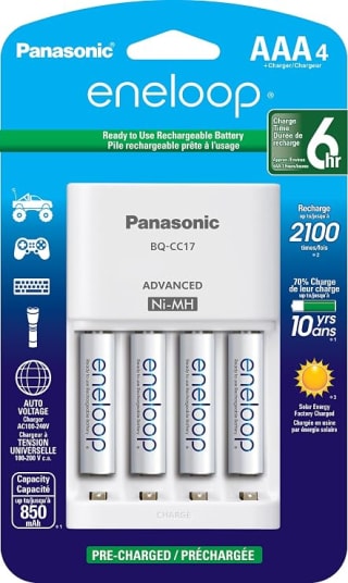 Cargador Panasonic K-KJ17M3A4BA con 4 pilas AAA eneloop por $369 en Amazon