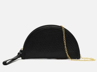 Bolso de fiesta en media luna por 9€.