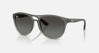 Les lunette de soleil Brad de chez Ray-Ban à 86€