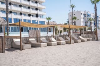 Málaga Hotel 4* con desayuno 1ª línea de playa + Entradas Cueva Tesoro por 42€