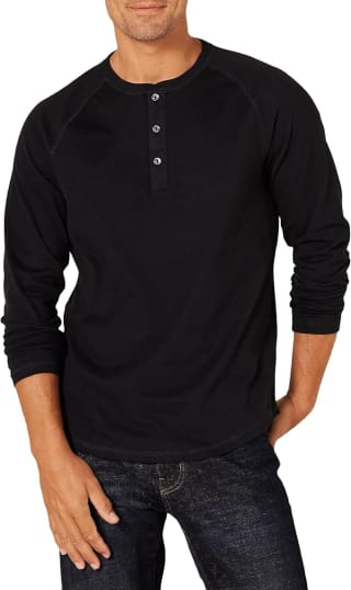 Playera Manga Larga Amazon Essentials Henley por $250 en Amazon