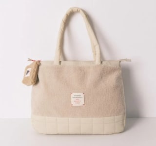 Women'Secret Bolso grande acolchado beige Snoopy por 9.99€.