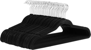 Amazon Basics Perchas de terciopelo para trajes (50 uds.) por 14,39€