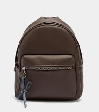 Mochila básica con colgante marrón por 9.99€.