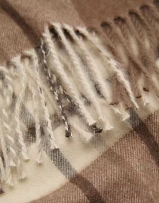 Mango bufanda cuadros flecos khaki por 5,99€