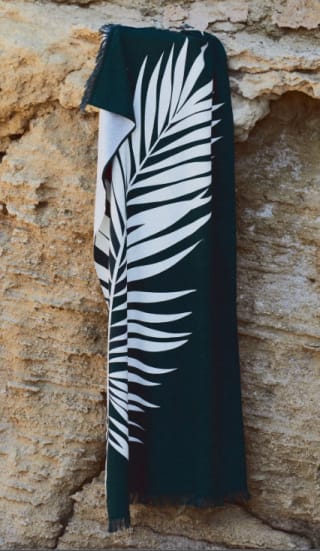 Toalla de playa con flecos Rebaja $7.794 Disponible en H&M, Chile