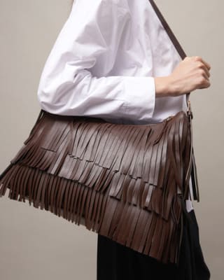 Bolso de hombro con flecos por 12€