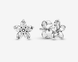 Aretes de botón de copo de nieve brillante $41.700 Disponible en PandoraOficial.cl