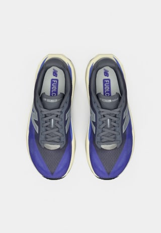 New Balance FuelCell Rebel v5 por 83,90€ en Privé by Zalando