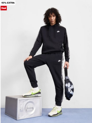 Nike Club Fleece Mens Graphic Hooded trainingspak voor €51,81 dmv code bij Zalando