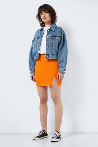 Falda Corta con cintura elástica y estructura pegada Noisy May por 5.99€