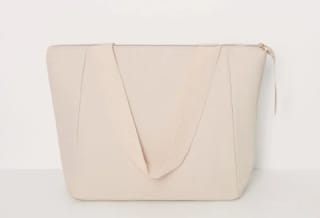 Bolso grande engomado beige por 11,99€.