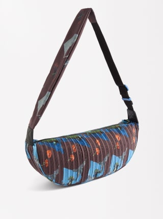 Bolso hobo estampado de hombro por 7,99€.