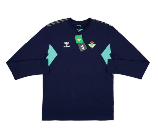 Sudadera de entrenamiento Hummel del Real Betis 2023-24 por solo 19,79€