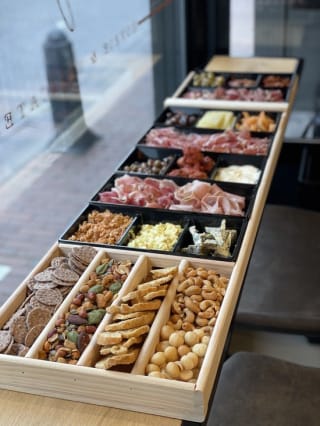 Borrelsjoelbak - Hapjesplank met Uitneembare Bakjes - 120 cm voor €39,95 bij Bol