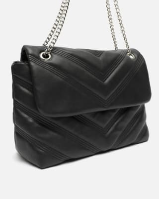 Bolso de hombro acolchado con doble asa regulable por 15€.