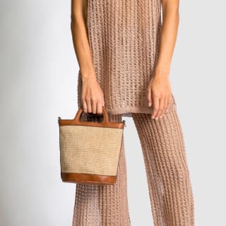 El bolso tipo bucket mediano de rafia de Misako por 14,50€