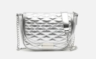 Bolso Bandolera pequeño acolchado con correa por 6,90€.