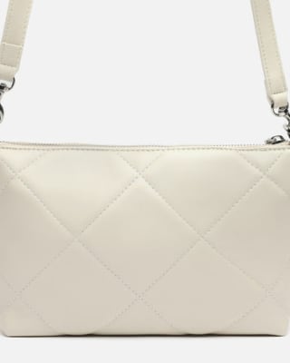 Bolso Bandolera pequeño acolchado con doble asa color marfil por 10€.