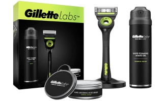 Gillette Labs Pack Regalo con Maquinilla de Afeitar Negro Y Neón + Gel De Afeitar 198 ml + Crema Hidratante 100 ml por Esta leche post solar reparadora Ecran de 400ml hidrata y calma tu piel. Su fórmula con VitEox 80 alivia y repara el daño solar después de la exposición. Disfruta de una textura ligera que permite una rápida absorción sin dejar residuos. Ideal para mantener la piel suave y nutrida tras un día bajo el solo 19,99€