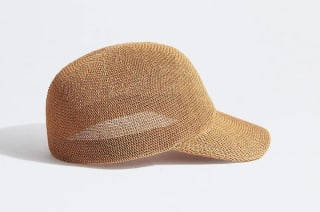 Parfois Gorra de mujer troquelada por 4,99€.