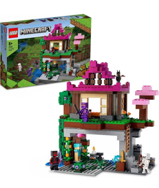 LEGO 21183 Minecraft El Campo de Entrenamiento por 44,67€.