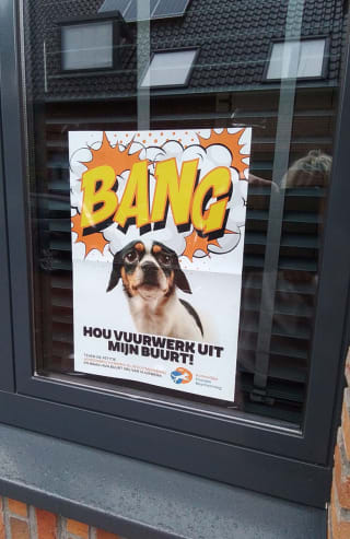 Gratis poster tegen vuurwerk 'HOU VUURWERK UIT DE BUURT VAN HONDEN'