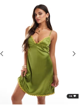 ASOS DESIGN - Robe nuisette courte en satin à bordure contrastante en zigzag à 11€