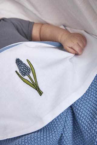 Korting bij Bol.com op Meyco Blue Grapes ledikant laken - denim - 100x150cm