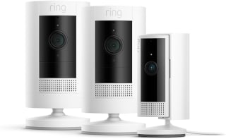 Ring Buitencamera (2x Stick Up Cam) + Binnencamera (1x Indoor Camera, 2de gen) voor €109,99 met Amazon Prime