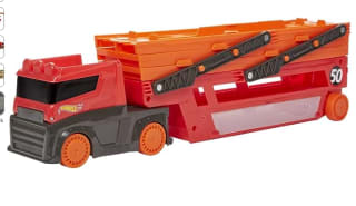 Camión Transportador de coches de la marca Hot Wheels por 16,32€