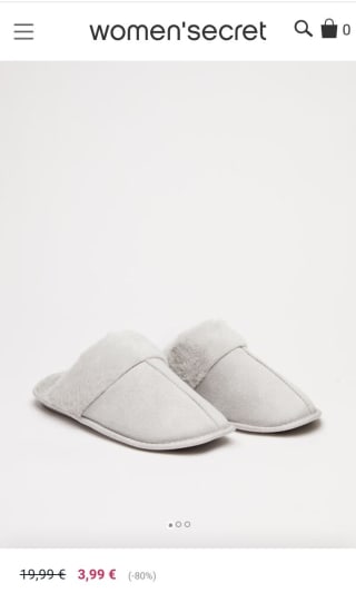 Zapatillas abiertas pelo antelina gris por 3,99€.