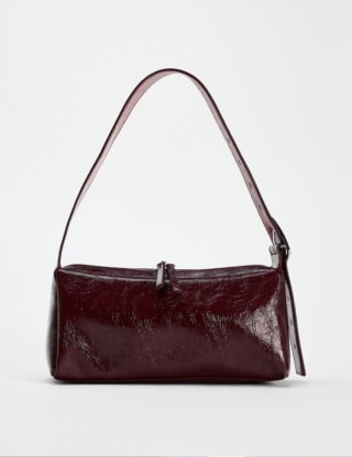 Bolso formato de hombro con detalle de hebilla por 17,99€