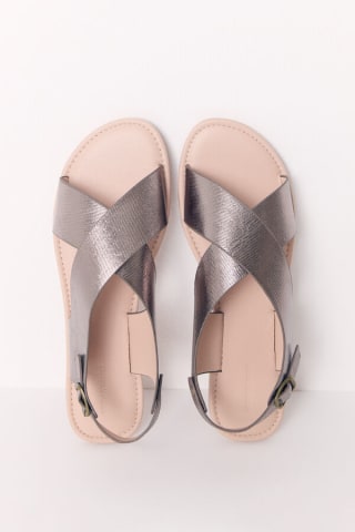 Women'secret Sandalia plana cruzadas gris brillante por 4,99€