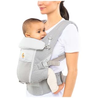 Gratis Ergobaby Embrace bij aankoop van Ergobaby Adapt Soft Flex Mesh draagzak voor €111,92 bij Prenatal