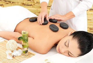 Masaje de relajación con piedras calientes por Cuponatic a $10.990