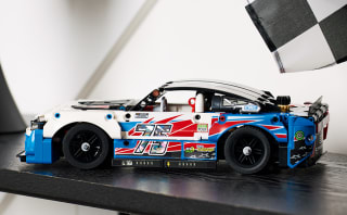LEGO Technic - NASCAR Next Gen Chevrolet Camaro ZL1 voor €35,99 bij Amazon