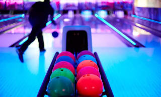 1,5 uur bowlen voor 4 tot 7 personen inclusief bittergarnituur bij Knijn Bowling Amsterdam vanaf €26,99 dmv code