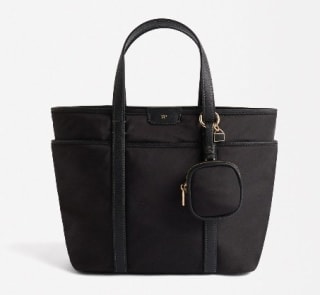 Bolso Tote de nylon con colgante por 12,99€.