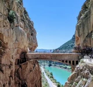 Alojamiento con entradas al Caminito del Rey el sendero más bonito de mundo Málaga por 43€ con Traventia