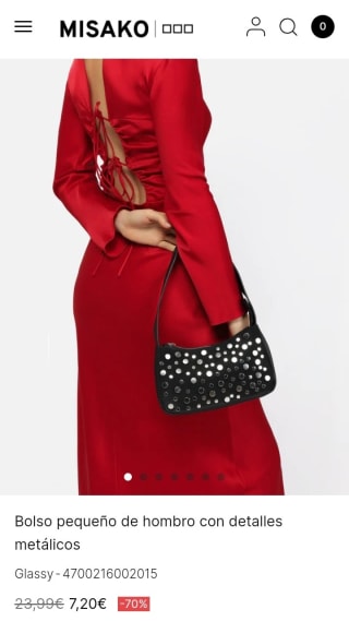 Bolso pequeño de hombro con detalles metálicos por 7,20€.