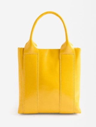 Bolso Tote de charol por 5,99€.